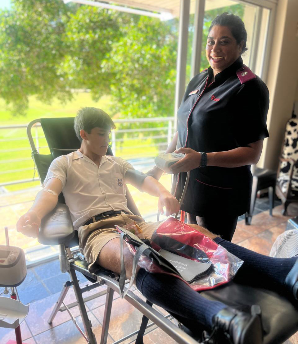 df-akademie-donates-blood